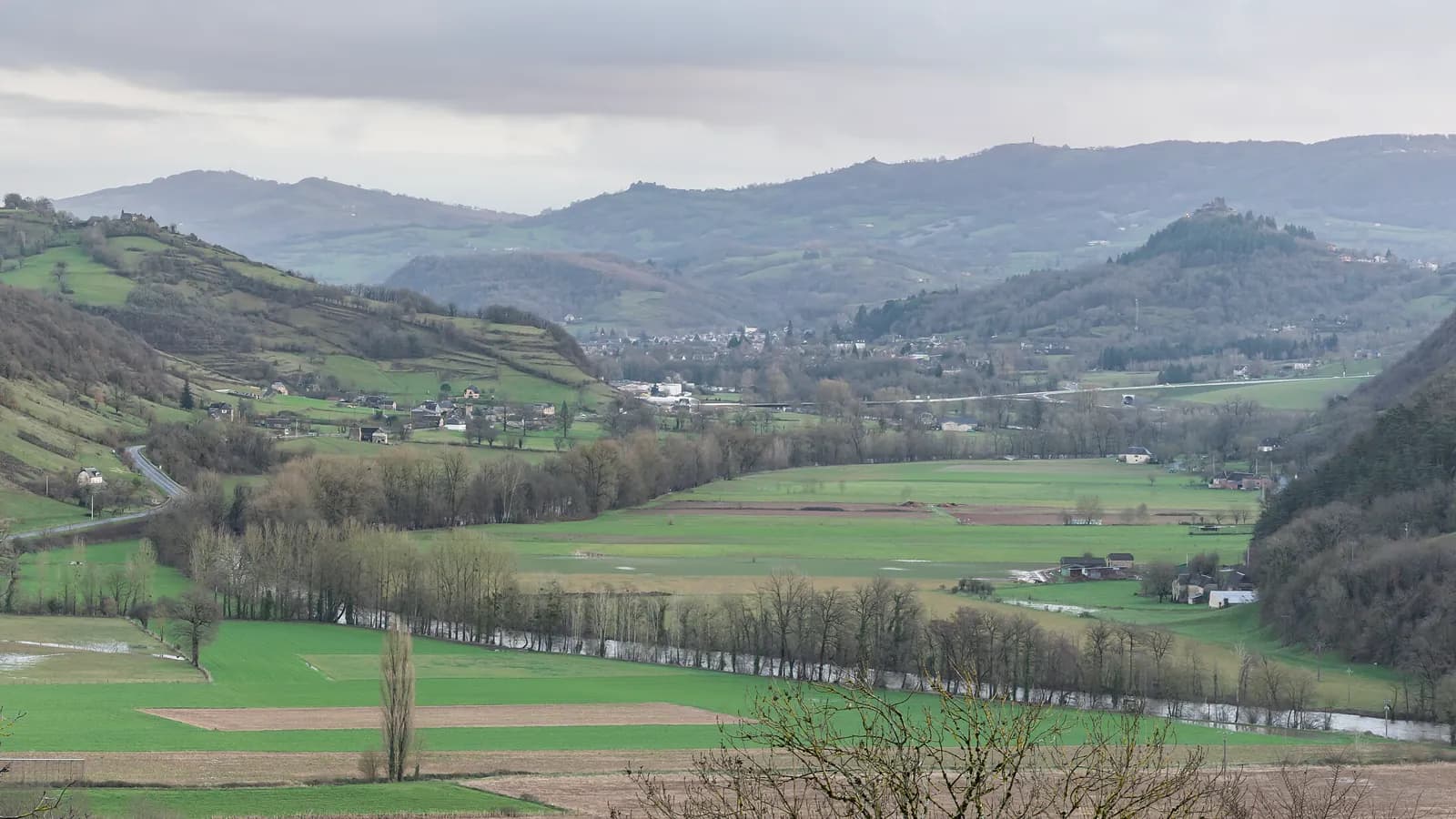 La vallée du Lot vue depuis Vinnac, dans l'ouest de l'Aveyron.