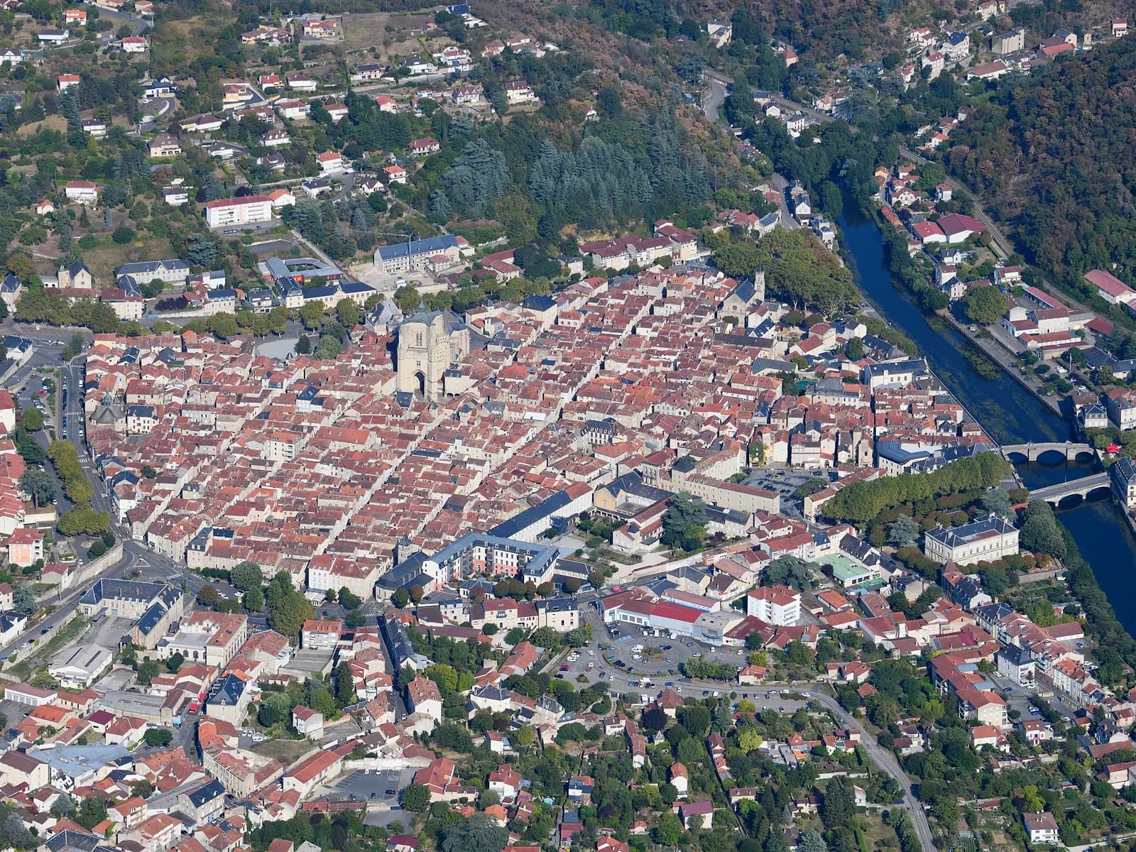 Vue aérienne de Villefranche-de-Rouergue et de sa bastide.