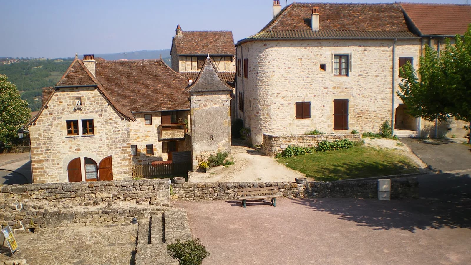 La place de Capdenac-le-Haut et ses pierres médiévales.